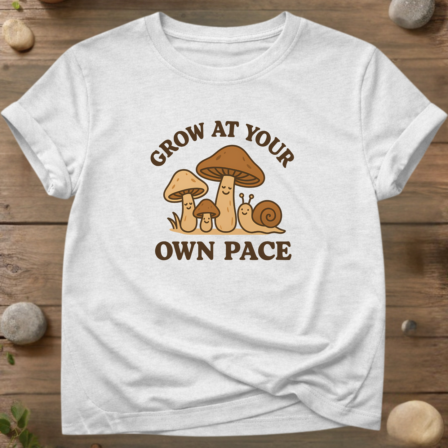 Grow At Your Own Pace – Leuk T-shirt met paddenstoel- en slakmotief | Milieuvriendelijk motiverend T-shirt
