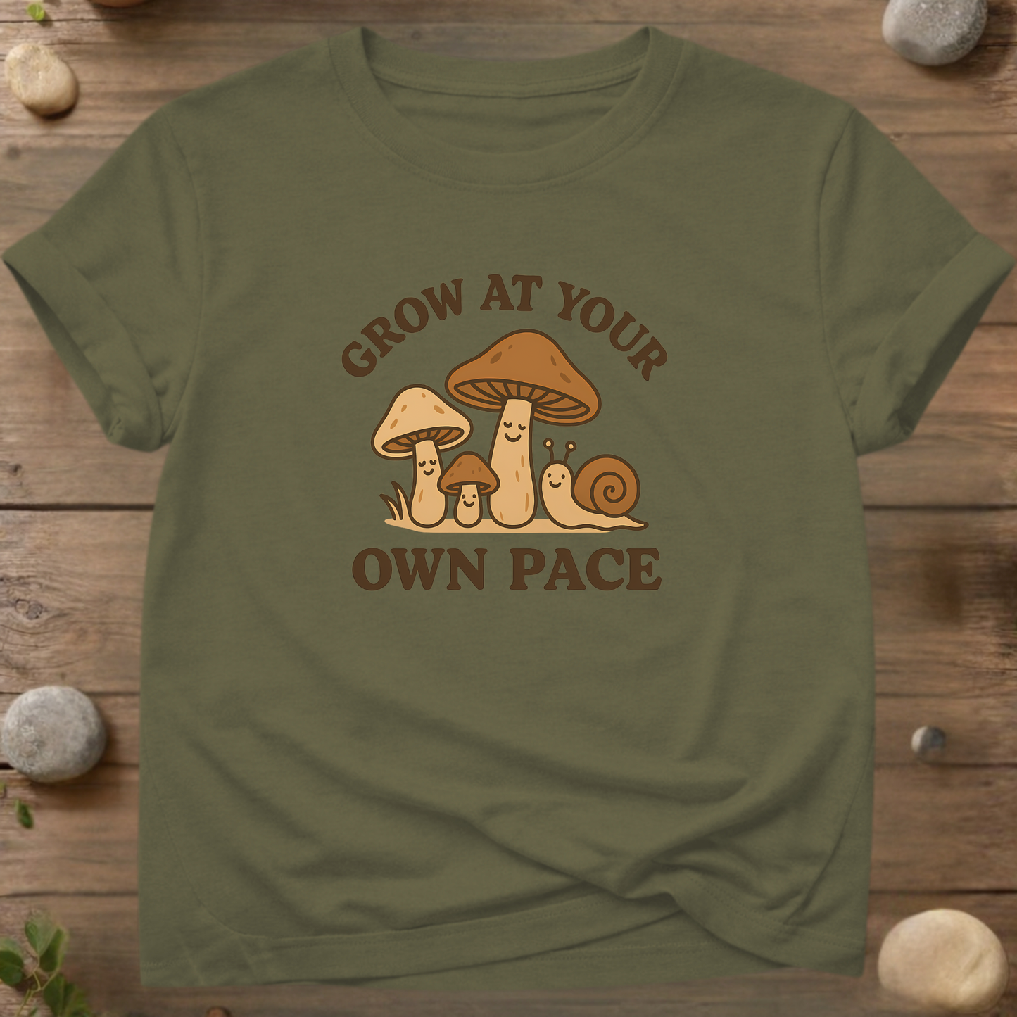 Grow At Your Own Pace – Leuk T-shirt met paddenstoel- en slakmotief | Milieuvriendelijk motiverend T-shirt