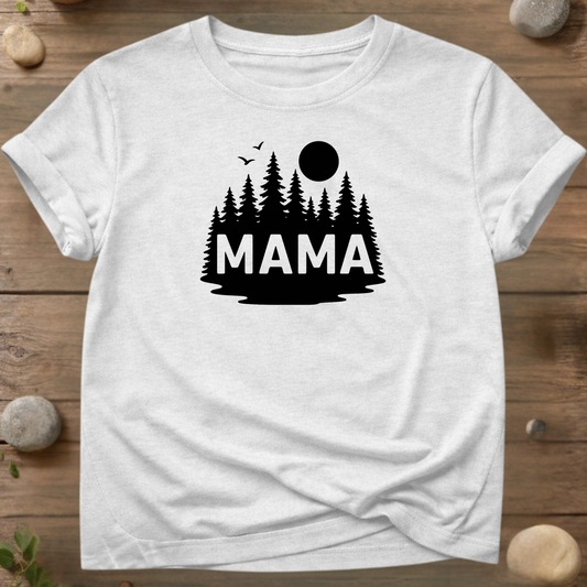 Mama Forest Silhouette T-shirt – Natuur Maanlandschap T-shirt voor buitenliefhebbende moeders
