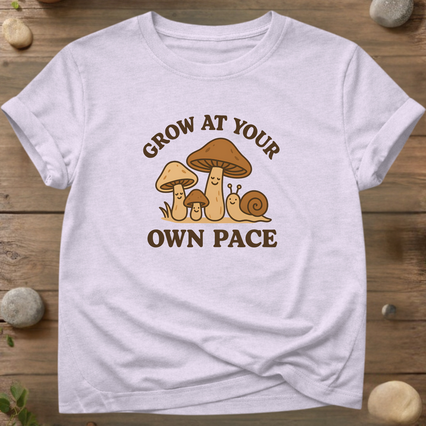 Grow At Your Own Pace – Leuk T-shirt met paddenstoel- en slakmotief | Milieuvriendelijk motiverend T-shirt