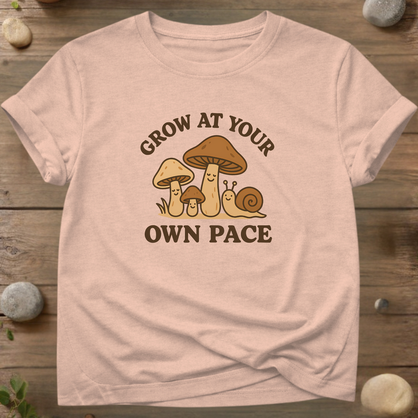Grow At Your Own Pace – Leuk T-shirt met paddenstoel- en slakmotief | Milieuvriendelijk motiverend T-shirt